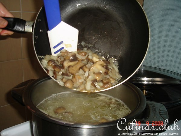 Борщ с шампиньонами и сыром