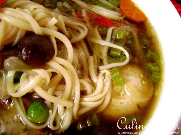 Ароматный суп по-китайски с овощами , лапшой и фаршированными фрикадельками.