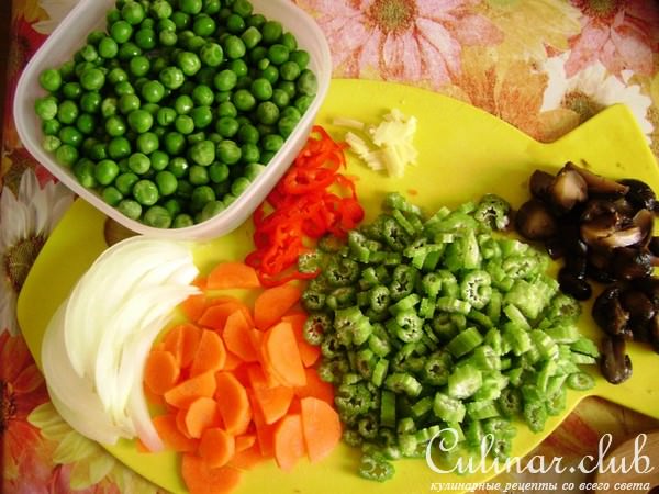 Ароматный суп по-китайски с овощами , лапшой и фаршированными фрикадельками.