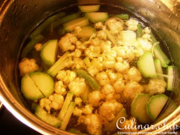 Супчик-голубчик с курочкой, овощами и вермишелью.