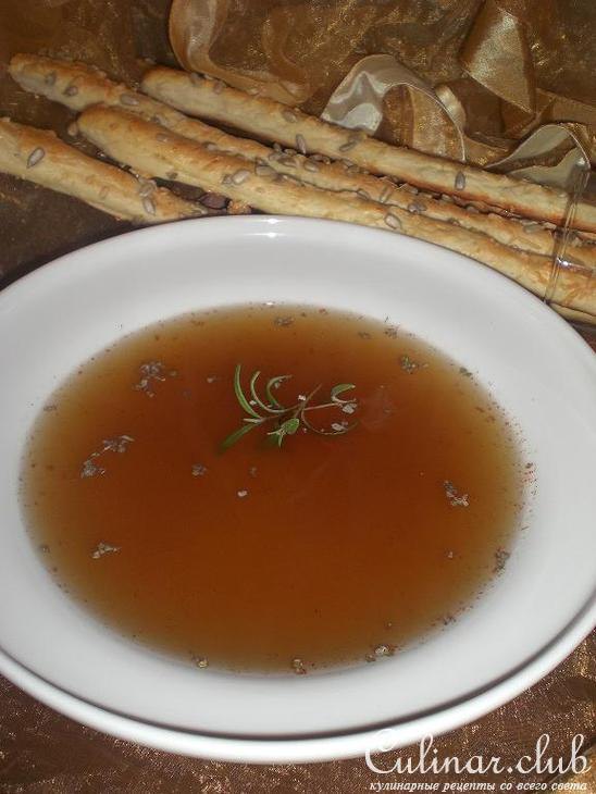 Бульон овощной с итальянским хлебцем.