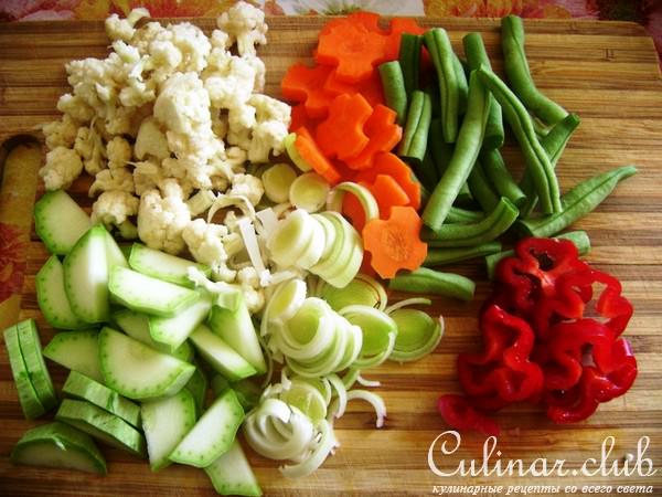 Супчик-голубчик с курочкой, овощами и вермишелью.