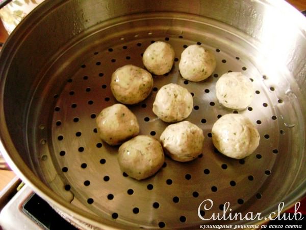 Ароматный суп по-китайски с овощами , лапшой и фаршированными фрикадельками.