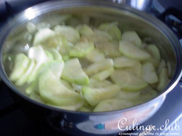 Суп-пюре из кабачка на курином бульоне.