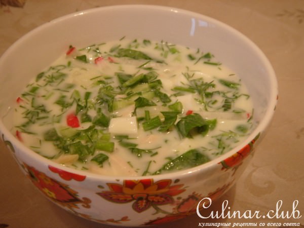 Окрошка на кефире с курицей и шпинатом