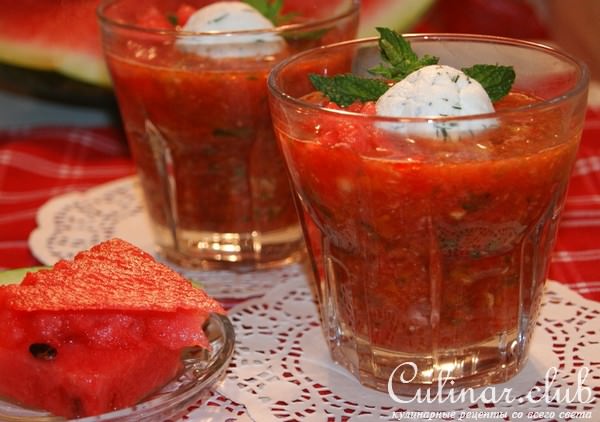 Арбузный гаспачо с сыром фета.