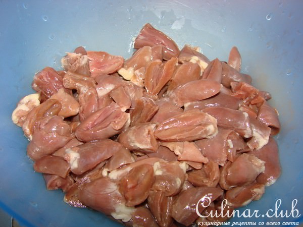 Щи из кислой капусты с потрошками.