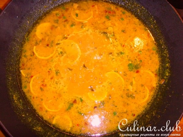 Горячий карибский суп с курицей и кокосовым молоком