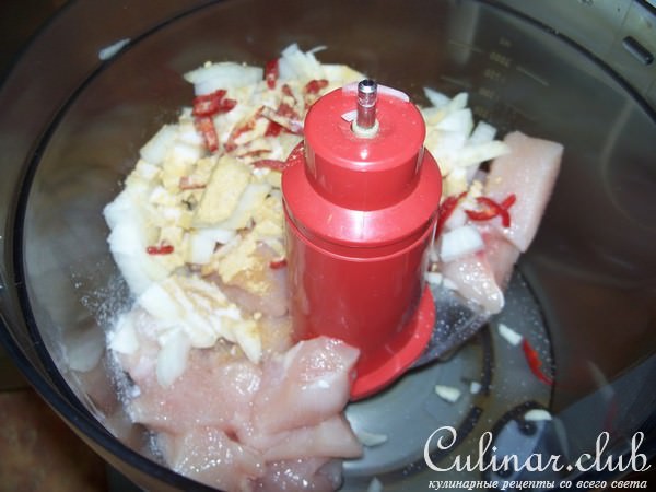 Легкий фасолевый суп с пряными куриными фрикадельками