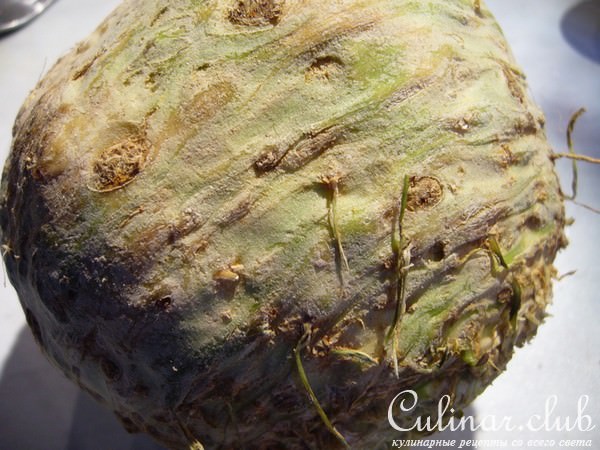 Бульон с лапшой из омлета и чипсы из сельдерея к нему