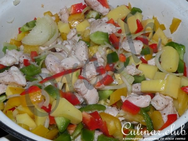 Гуляш куриный « Светофор » с красным, желтым и зеленым перцем