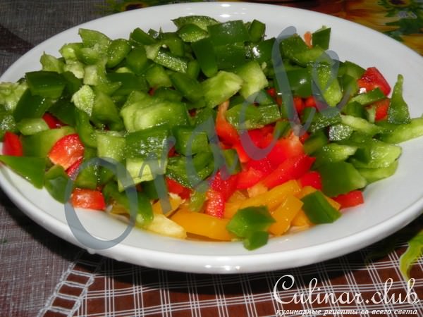 Гуляш куриный « Светофор » с красным, желтым и зеленым перцем