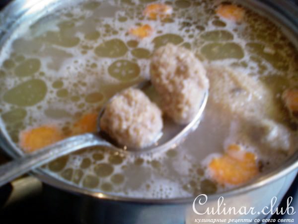 Куриный суп с гречневыми клёцками.