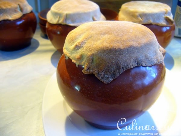 Густой картофельный суп с фасолью в горшочке