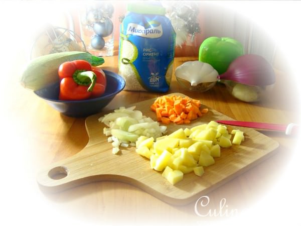 Куриный суп с рисом и овощами.