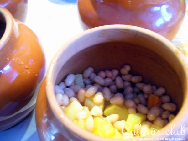 Густой картофельный суп с фасолью в горшочке