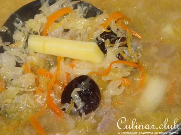 Щи из кислой капусты с потрошками.