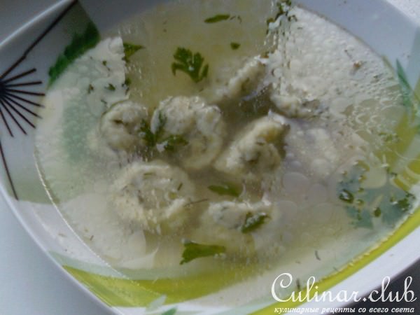 Бульон из домашнего кура с заварными клёцками.