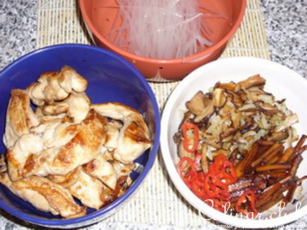Курино-грибной суп с рисовой лапшой
