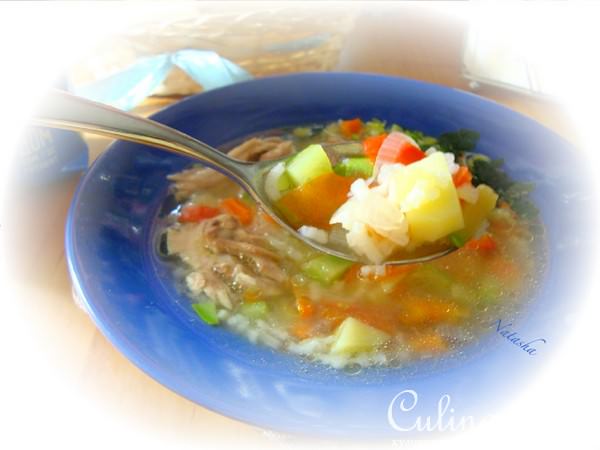 Куриный суп с рисом и овощами.