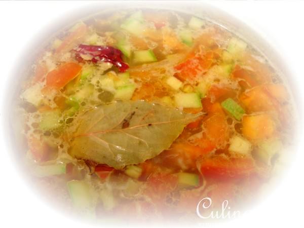 Куриный суп с рисом и овощами.