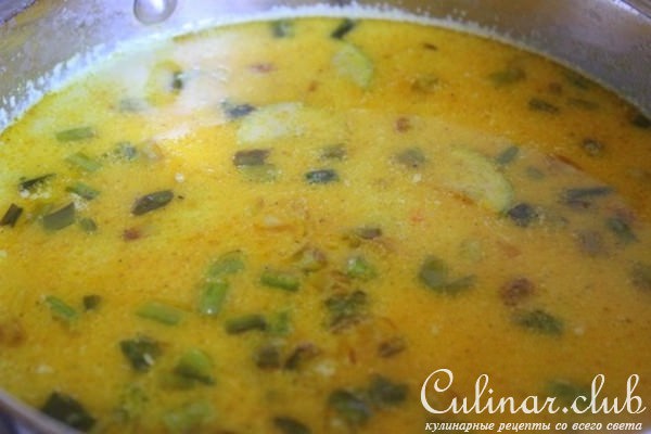 Куриный суп карри с кабачком и рисом