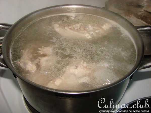 Щи из кислой капусты с потрошками.