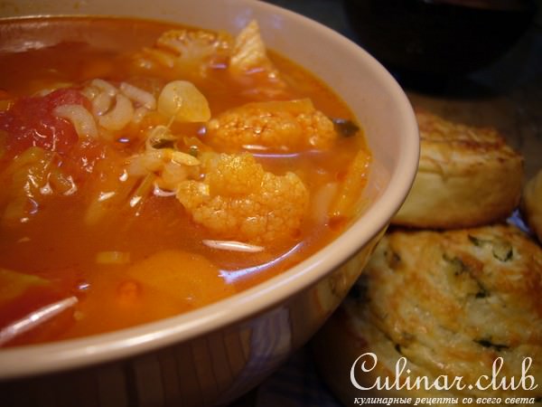 Томатный суп с рисом, пореем и цветной капустой.