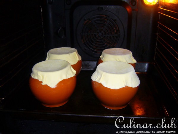 Густой картофельный суп с фасолью в горшочке