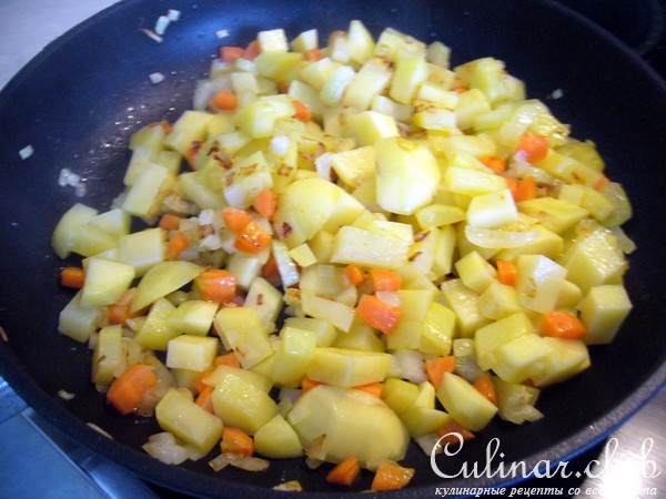 Густой картофельный суп с фасолью в горшочке
