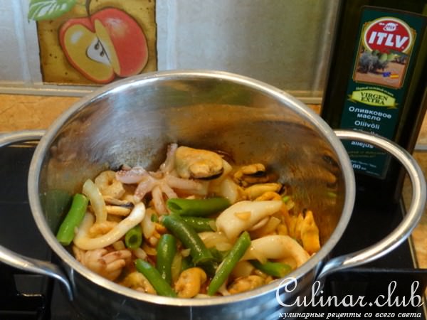 Средиземноморский суп с морепродуктами, черри и стручковой фасолью