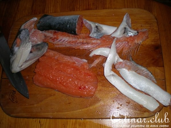 Сырный суп с красной рыбой, заодно солим рыбку.