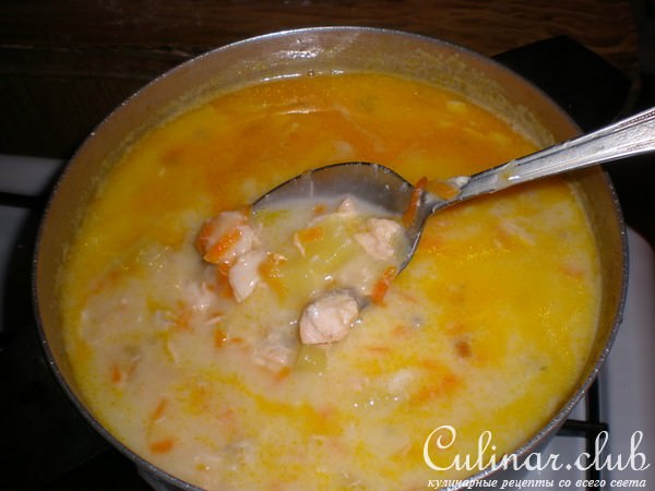 Сырный суп с красной рыбой, заодно солим рыбку.