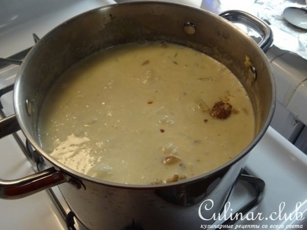 " Кремовый Суп с Грибами, Беконом, Гребешками и Ракушками "
