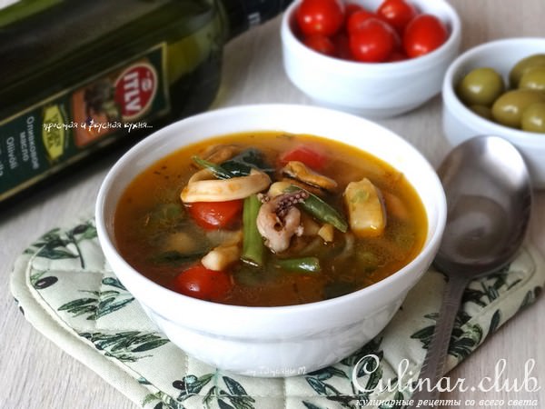 Средиземноморский суп с морепродуктами, черри и стручковой фасолью