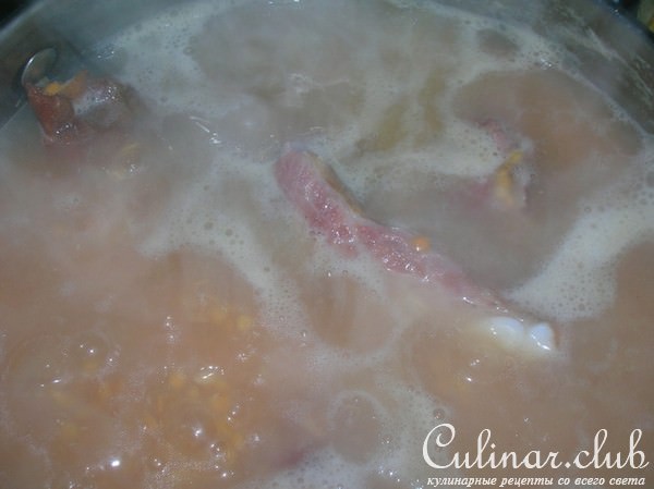 Густой чечевичный суп с копчеными свиными ребрышками