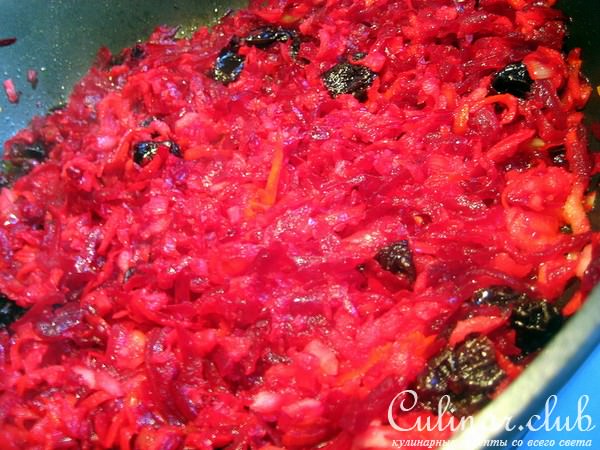 Борщ сладкий с черносливом, яблоком и аджикой.