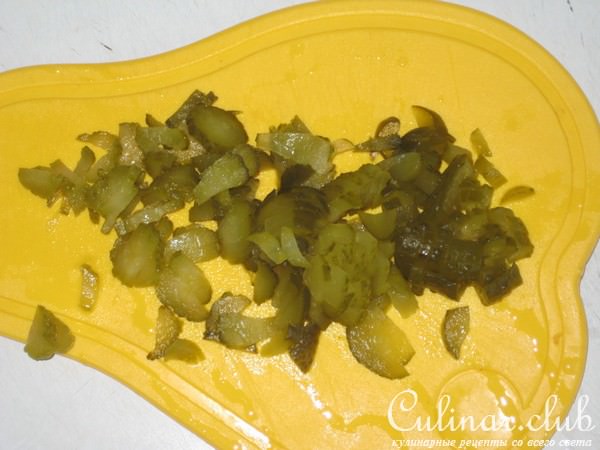 Салатный суп с солеными огурцами.