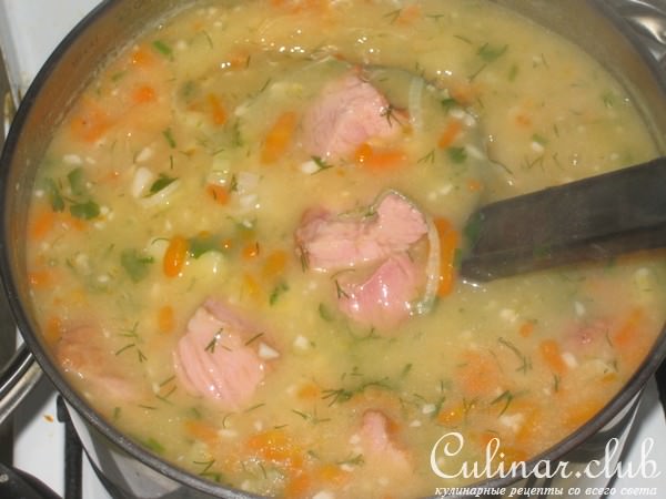Гороховый супец с копчеными ребрышками.