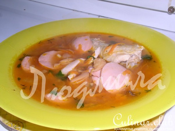 Куриный суп с фасолью и сардельками