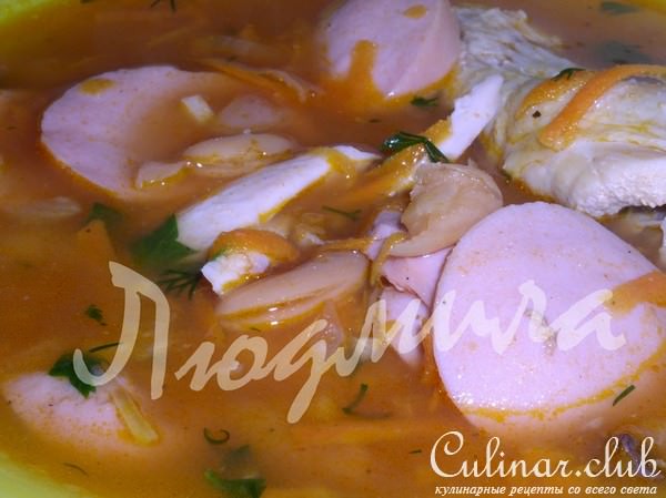 Куриный суп с фасолью и сардельками