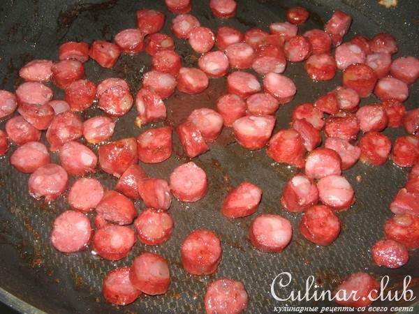 Суп с охотничьими колбасками и фасолью.