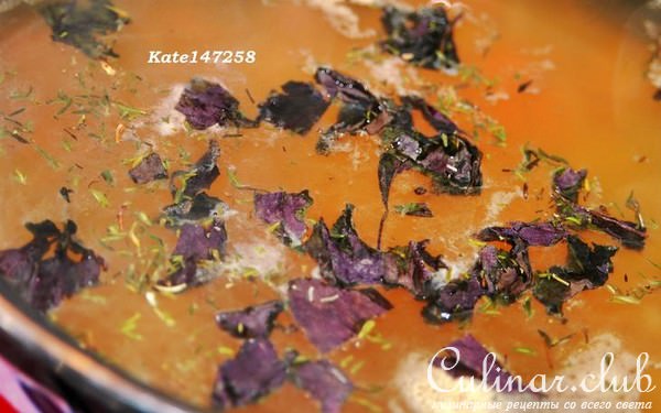 Говяжий суп с чечевицей, капустой и травами.