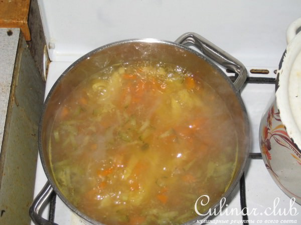 Салатный суп с солеными огурцами.
