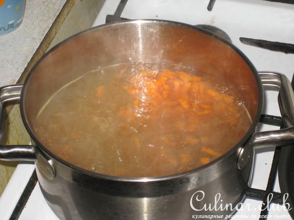Салатный суп с солеными огурцами.