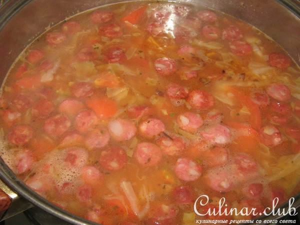 Суп с охотничьими колбасками и фасолью.