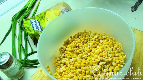 Гороховый суп пюре с сырокопчёной куриной грудкой, зелёным луком и гренками.