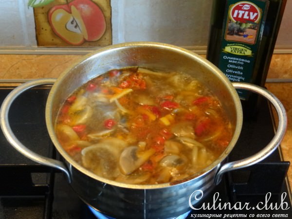 Средиземноморская луковая похлебка с шампиньонами и гренками