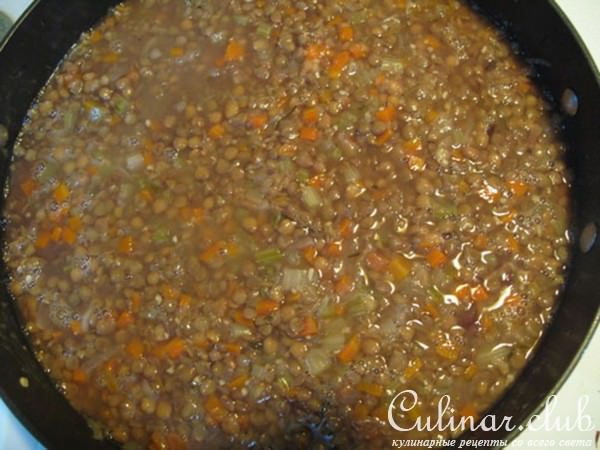 Чечевичный густой суп с овощами, лимонным соком и чесноком