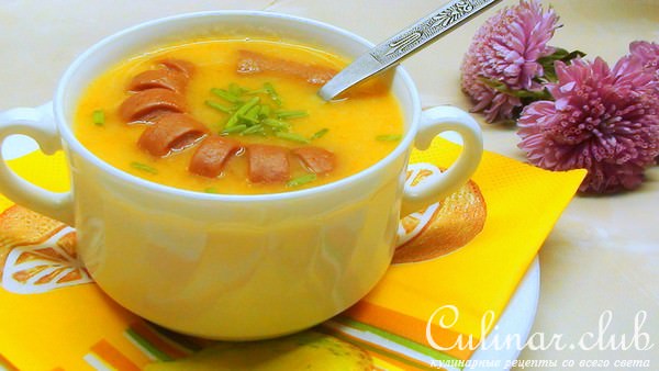 Густой супчик с фасолью и печёными сосисками.